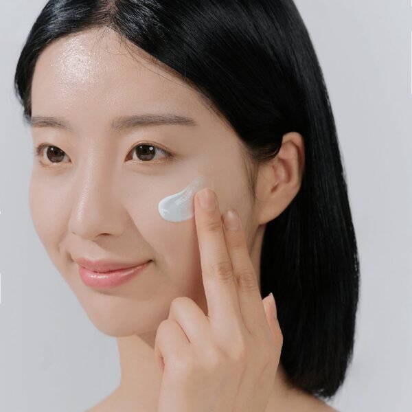 ⁦Hyalu-Cica Water-Fit Sun Serum SPF50+ PA++++ واقي شمس سانتيلا 50ml⁩ - الصورة ⁦4⁩