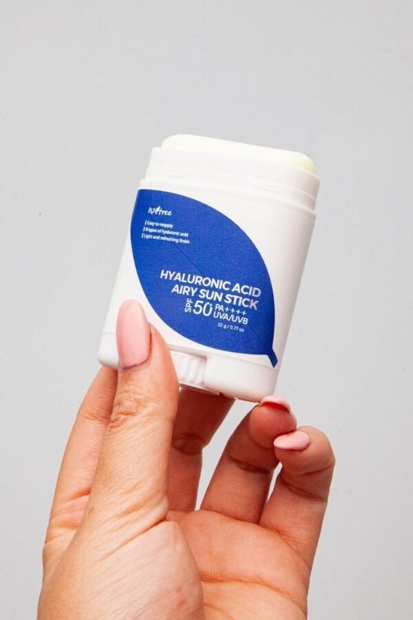 ⁦Isntree - hyaluronic Acid Airy Sun Stick 22g⁩ - الصورة ⁦4⁩