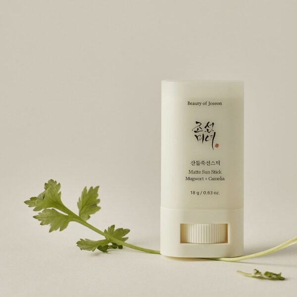 ⁦Matte Sun Stick : Mugwort+Camelia (SPF 50+ PA++++)
قلم حماية من الشمس مطفأ اللمعة ، الشائع الشائع والكاميليا ، بعامل حماية من الشمس 50+ PA ++++ ،  أونصة (18 جم)⁩ - الصورة ⁦5⁩