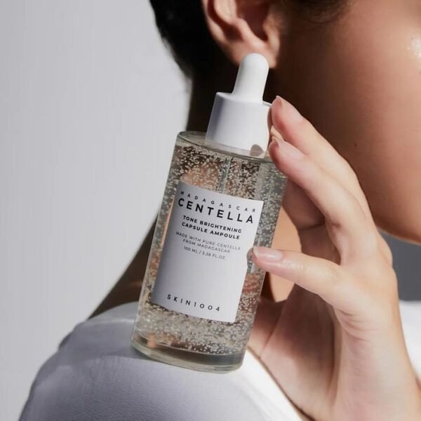 ⁦SKIN1004 Madagascar Centella Tone Brightening Capsule Ampoule 3.38 fl.oz(100ml) | Calming Moisturizing Brightening | Sensitive Skin
امبولة التفتيح سانتيلا⁩ - الصورة ⁦3⁩
