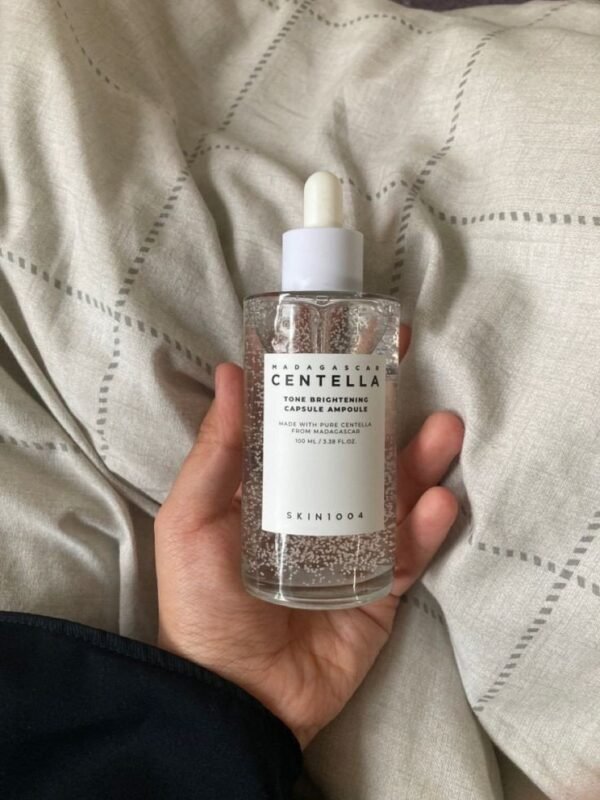 ⁦SKIN1004 Madagascar Centella Tone Brightening Capsule Ampoule 3.38 fl.oz(100ml) | Calming Moisturizing Brightening | Sensitive Skin
امبولة التفتيح سانتيلا⁩ - الصورة ⁦4⁩
