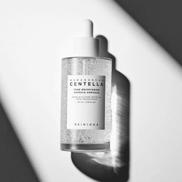 ⁦SKIN1004 Madagascar Centella Tone Brightening Capsule Ampoule 3.38 fl.oz(100ml) | Calming Moisturizing Brightening | Sensitive Skin
امبولة التفتيح سانتيلا⁩ - الصورة ⁦2⁩
