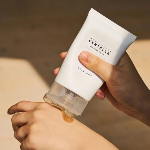 ⁦SKIN1004 MADAGASCAR CENTELLA SOOTHING CREAM - FOR ALL SKIN TYPES⁩ - الصورة ⁦4⁩