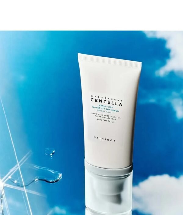 ⁦SKIN 1004 - Madagascar Centella Hyalu-Cica Water-Fit Sun Serum Jumbo 100ml⁩ - الصورة ⁦5⁩